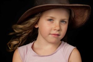 La fillette au chapeau de cuir – Christiane Medge